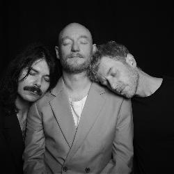 Η Biffy Clyro αφιερώνει λίγο χρόνο για την ψυχική υγεία