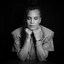 Η Neneh Cherry αφιερώνει λίγο χρόνο για ψυχική υγεία