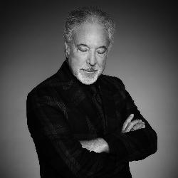 Ο Sir Tom Jones αφιερώνει λίγο χρόνο για την ψυχική υγεία